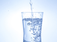 水分補給、グラスに水が注がれている